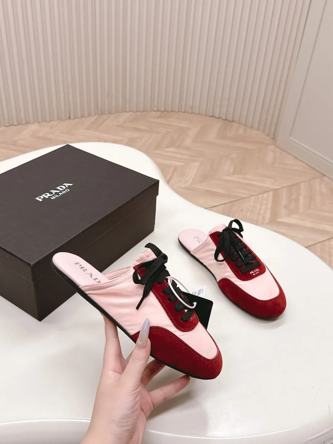 👟👟Ex-factory price 480👟👟 New color half-flop Prada Collapse regenerated nylon and suede leather stretch half-flop 2025 spring and summer latest catwalk style Forrest Gump slippers Fashion item thin casual slippers This ultra-light sports shoe is made of regenerated nylon and suede leather to create a three-dimensional shoe shape. The mixed materials highlight Prada's sports style and exquisite craftsmanship soul. The flat bottom design and elastic side cuffs make it easy to put on and take off with ease. The upper is decorated with a screen-printed logo ● Thin rubber sole · Removable leather insole upper, a casual shoe that is light, easy to wear and practical, with an original molded rubber outsole! Encounter a variety of colors combined with Forrest Gump shapes and iconic details such as Prada regenerated nylon to interpret a new style. Size: Women’s size. 35～39# 40.41